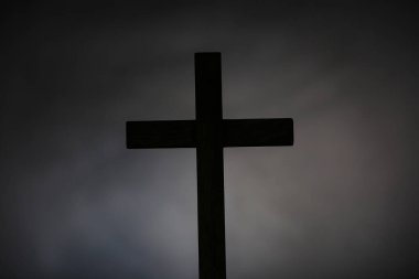 Gri arka planda tahta haç. İyi Cuma konsepti