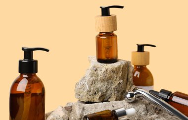 Renkli arka planda kozmetik ürünler ve taşlar içeren kompozisyon