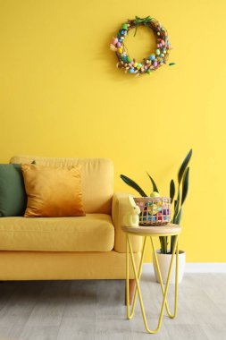 Paskalya çelengi, sarı koltuk ve yumurtalı oturma odasının içi.