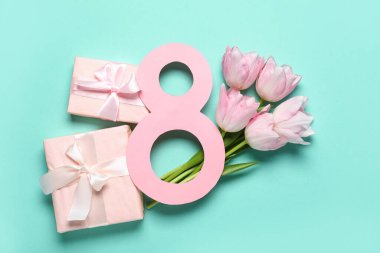 Şekil 8, güzel pembe laleleri ve mavi arka planda hediye kutuları olan kağıttan yapılmış. Uluslararası Kadınlar Günü