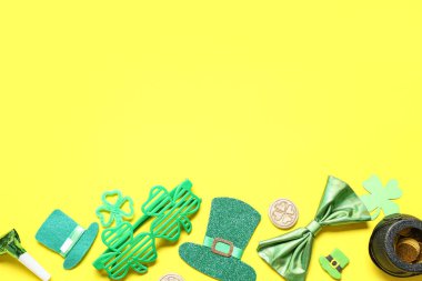 Sarı arka planda Aziz Patrick Günü için gözlüklü, papyonlu ve dekorlu kağıt leprikon şapka.