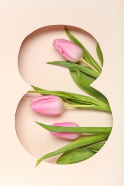 Bej arka planda güzel pembe laleleri olan figür 8 şeklinde kesilmiş kağıt. Uluslararası Kadınlar Günü