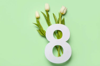 Şekil 8 kağıttan ve yeşil arka planda güzel beyaz lalelerden yapılmıştır. Uluslararası Kadınlar Günü