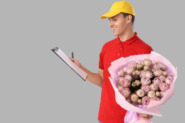 Çiçek buketi ve açık arkaplanda panosu olan erkek kurye.