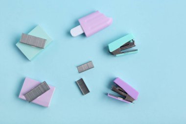 Mavi arka planda zımbaları ve işaretleri olan farklı zımbalar.