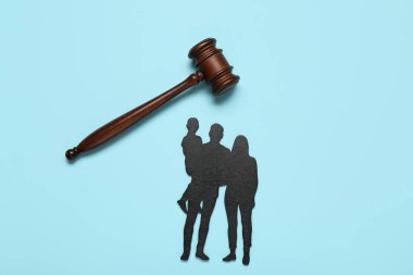 Aile figürü ve hakimin mavi arka plandaki tokmağı. Borç konsepti. Üst görünüm