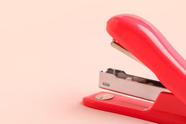 Açık pembe arka planda kırmızı ofis zımbası