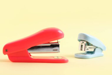 Sarı arka planda farklı zımbalar