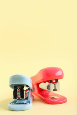 Sarı arka planda farklı zımbalar