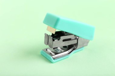 Yeşil arka planda turkuaz zımba.