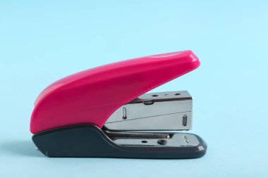 Mavi arkaplanda pembe zımba.