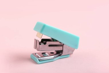 Pembe arka planda turkuaz zımba.