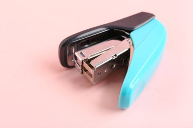 Pembe arka planda mavi zımba