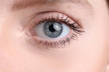 Güzel mavi gözlü genç bir kadın. Yakın çekim.