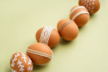 Yeşil arka planda süslü Paskalya yumurtaları