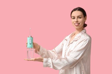 Pembe arka planda ağız sulandırıcısı olan güzel bir genç kadın.