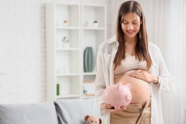 Evinde domuz kumbarası olan hamile bir kadın. Annelik Faydası konsepti