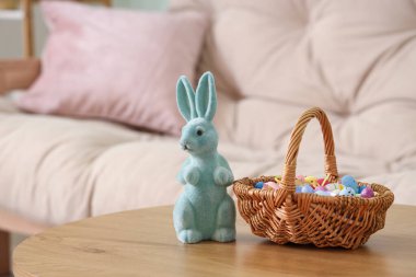 Oyuncak tavşan ve Paskalya sepeti oturma odasındaki masada.