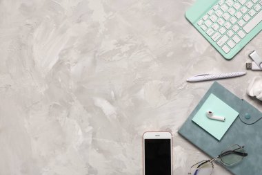 Grunge arkaplanındaki bilgisayar klavyesi, not defteri, telefon ve flash disk