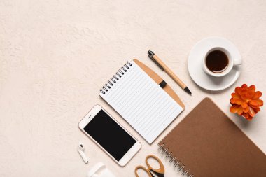 Not defteri, kahve fincanı ve telefon beyaz arka planda.