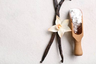 Vanilya tozu, sopa ve çiçekli ahşap kepçe
