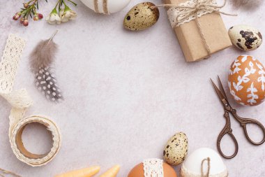 Paskalya yumurtalarından, hediye kutusundan, dantelden ve makastan yapılmış çelenkler arka planda, yakın plan