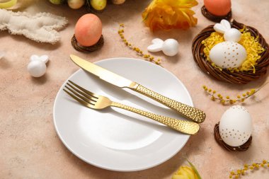 Paskalya yumurtaları, güzel laleler ve bej arka planda mimoza çiçekleri.