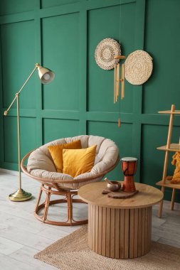 Oturma odasının içinde rüzgar çanı, Tibet kâsesi ve davul var.