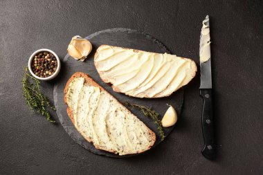 Taze tereyağlı, sarımsaklı ve biberli ekmek dilimleri.