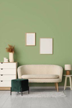 Oturma odasında içi puf ve çekmece dolu rahat beyaz bir kanepe.