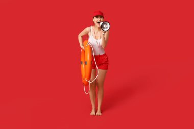 Yüzük şamandıralı ve kırmızı arka planda bağıran kadın cankurtaran.