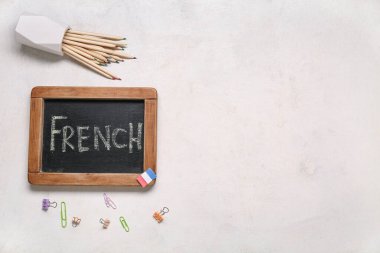Kelime FRENCH ve ışık arkaplanda kırtasiye ile tebeşir tahtası