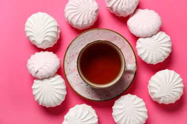 Tatlı zephyr ve pembe arka planda bir fincan çay.