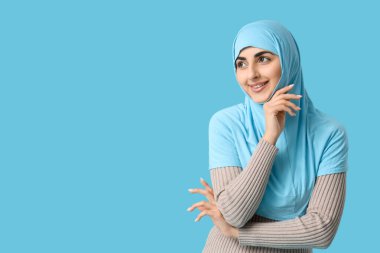 Renkli arka planda güzel Müslüman kadın portresi