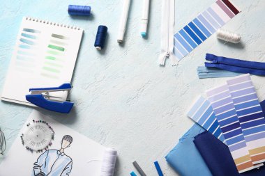 Açık arkaplanda renk paleti, defter ve işaretleyicilerden oluşan çerçeve