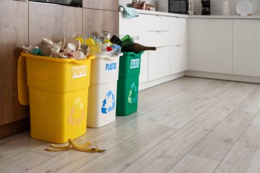 Mutfakta farklı türde çöp dolu çöp bidonları. Geri dönüşüm kavramı