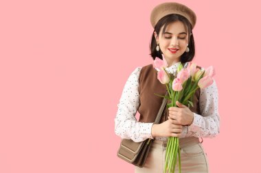 Pembe arka planda lale çiçekleri olan, bereli genç bir kadının portresi.