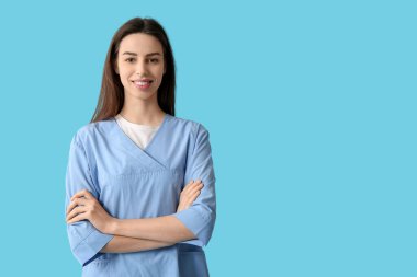 Mavi arka planda genç bayan doktor