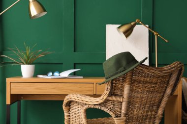 Masası, koltuğu ve lambası olan minimalist bir ofis.