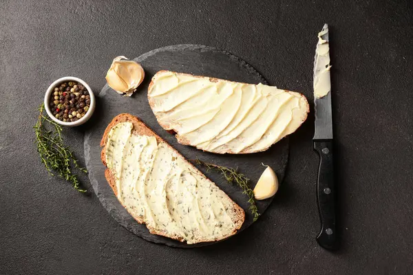 Taze tereyağlı, sarımsaklı ve biberli ekmek dilimleri.