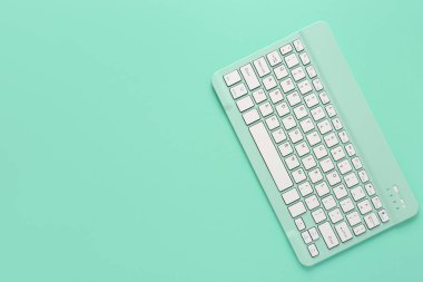 Yeşil arkaplanda yeşil bilgisayar klavyesi. Üst görünüm