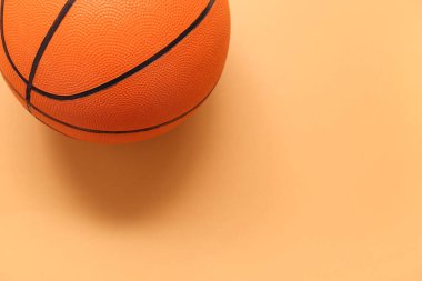 Turuncu arka planda basketbol oynamak için top