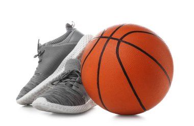 Basketbol oynamak için top ve beyaz arka planda antrenörler