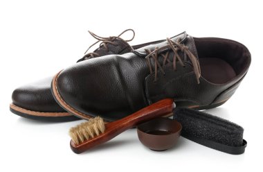 Beyaz arkaplanda fırça, bot ve ayakkabı cilası izole edilmiş