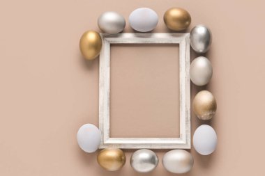 Kahverengi arkaplanda Paskalya yumurtaları olan şık bir çerçeve