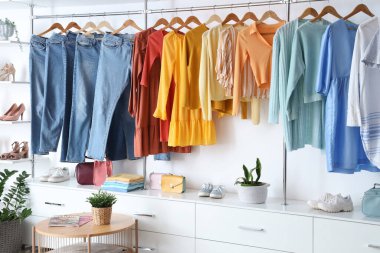 Şık kadın kıyafetleri ve aksesuarlarıyla modern gardırop.