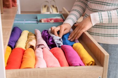 Kadın evde kıyafet seçiyor.