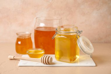 Bir kâse bal, bir kavanoz da bej masasında Dipper olsun.