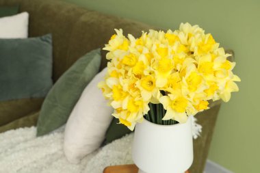 Sarı nergisli vazo oturma odasında, yakın plan.