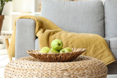 Gri kanepe, ekose ve elmalarla oturma odasının içinde, yakın plan.